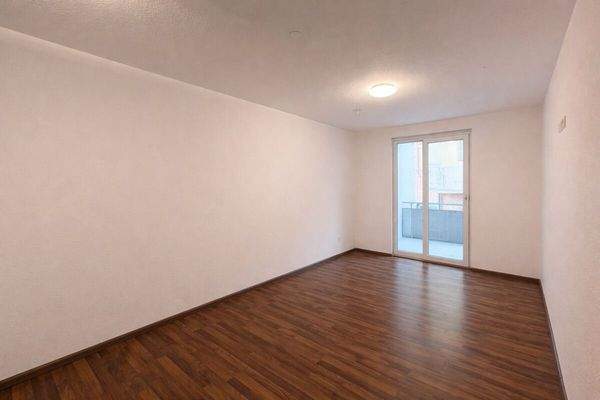 Schlafzimmer ohne Möbel (KI)