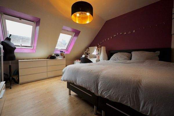 Kinderzimmer mit zwei großen Dachfenstern