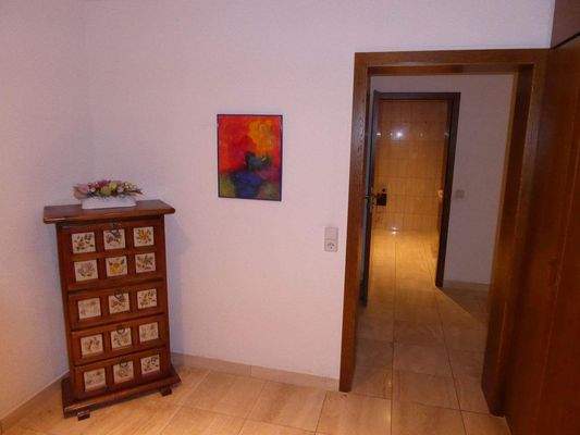 Flur mit Durchgang zum Schlafbereich/Bad.JPG