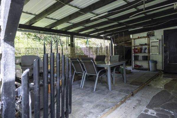 ... zur Terrasse hinter dem Haus