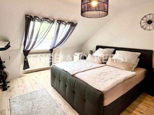 Großzügiges und lichtdurchflutetes Schlafzimmer