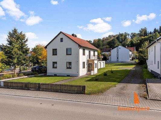 Blick auf das Einfamilienhaus und den Garten