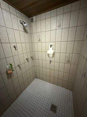 Dusche im Wellnessbereich