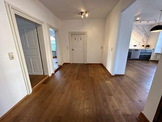 Lichtdurchfluteter Eingangsbereich mit hochwertiger Eichenholzdielen