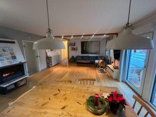 Wohn-/Esszimmer mit Holzkamin
