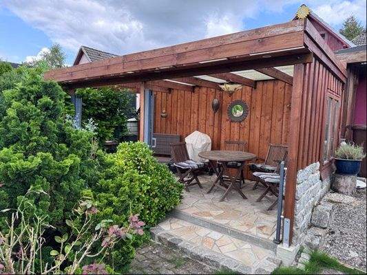 Überdachte Gartenterrasse