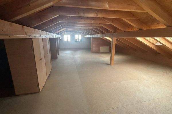 Leerer Dachboden mit Holzstrap