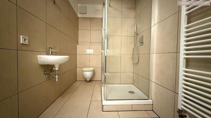 Bad mit Dusche und WC