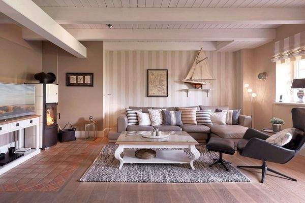 Großzügiges Wohnzimmer mit Kaminofen