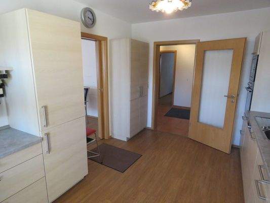 Küche mit Vorratsschränken