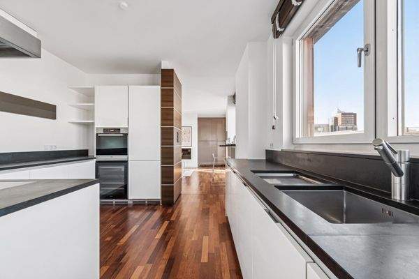 Exklusive Einbauküche mit hochwertigen Markengeräten