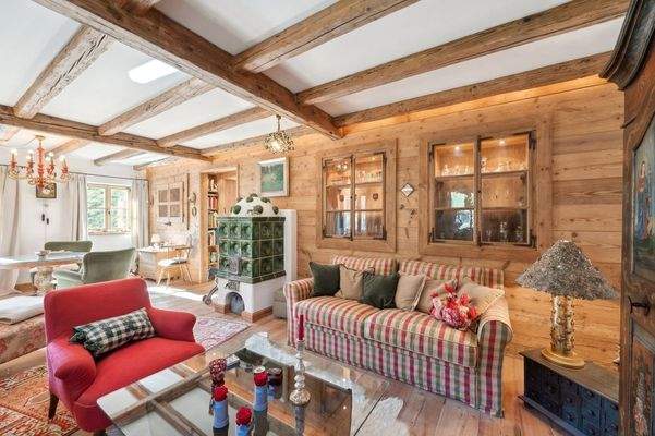 Der einladende Wohnbereich mit Kamin