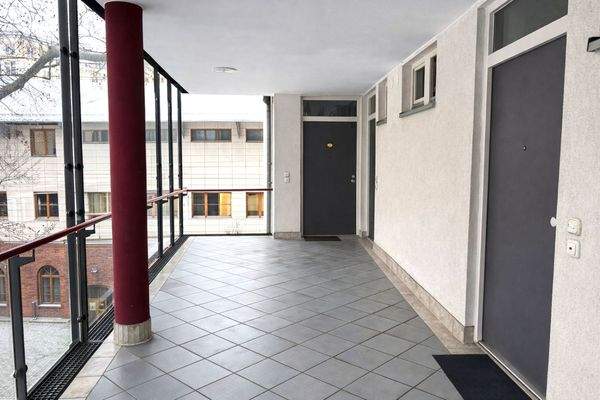 Verglaster Laubengang