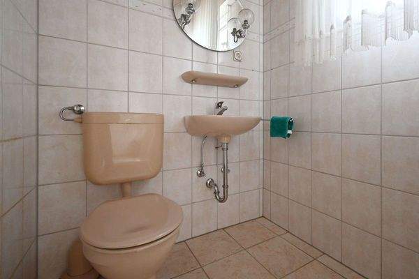 Gebäudeteil RECHTS - WC im EG