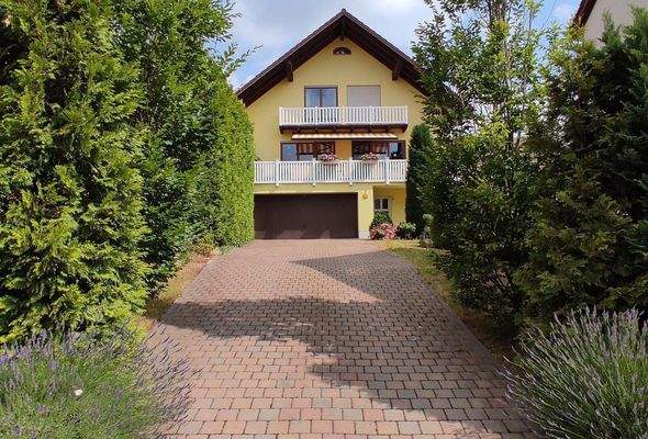 Hausansicht mit Zufahrt