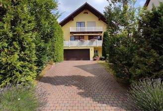 Hausansicht mit Zufahrt