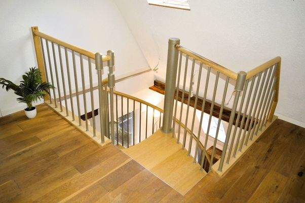 Blick v. offener Galerie zur Treppe