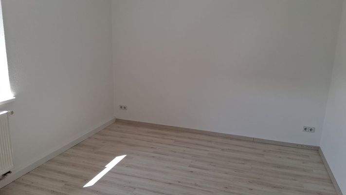 Leeres Zimmer mit Fenster