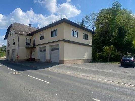 Seitenansicht mit Parkplatz