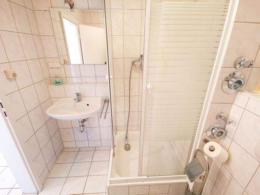 Bad mit Dusche und WMA