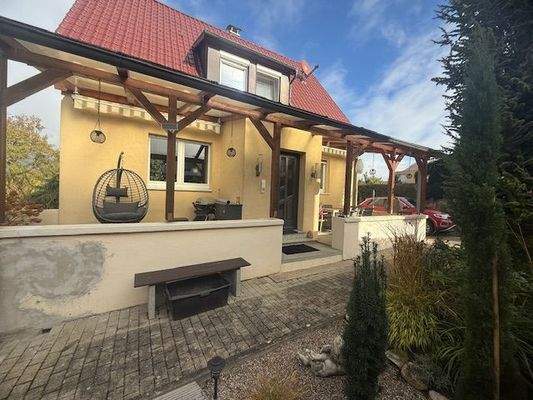 Haus vorne mit Außensitz