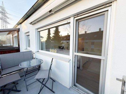 Balkon mit elektrischer Markise