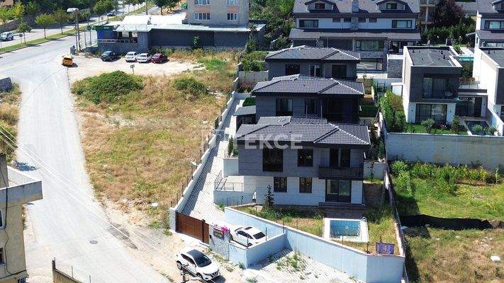 Detached Villa with Pool in Nilüfer Gümüştepe