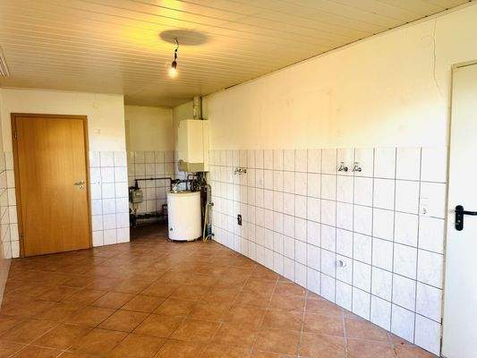 Hauswirtschaftsraum mit Zugang in die Garage und in den Außenbereich