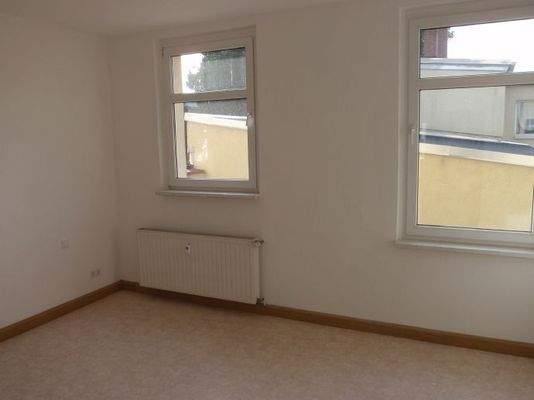 Schlafzimmer mit Fenster zum Innenhof