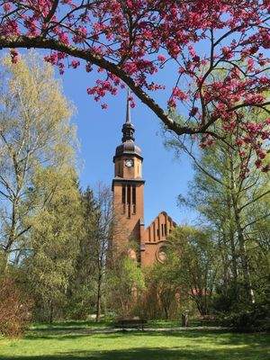Pauluskirche mit Park