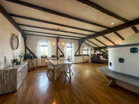 Wohn-/Esszimmer mit Kachelofen