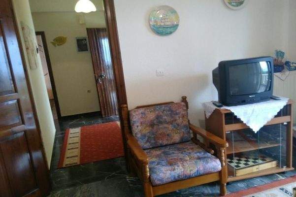 Kreta, Ammoudara: Haus mit 3 Wohnungen in Meeresnähe zu verkaufen