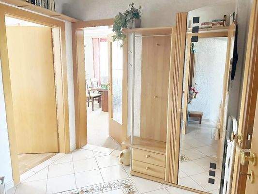 Flurbereich mit Blick Richtung Wohnzimmer und Kinderzimmer (Verkauf ohne Inventar)