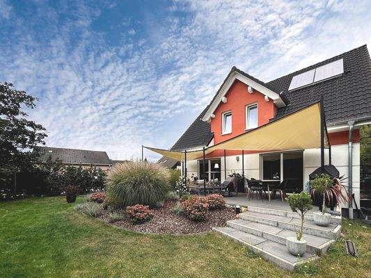 Hausansicht mit Garten hinten