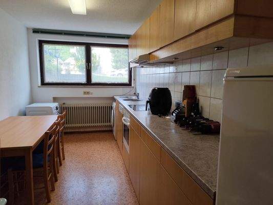 Geräumige Küche mit Sitzgelegenheit