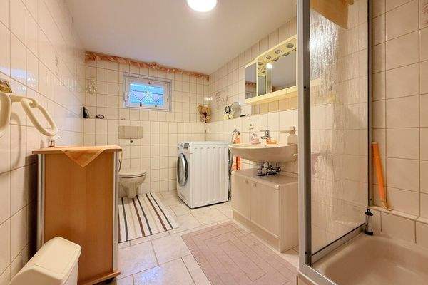 Waschküche mit WC und Dusche