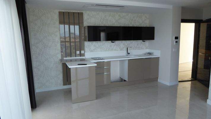 Wohnzimmer mit offener Küche