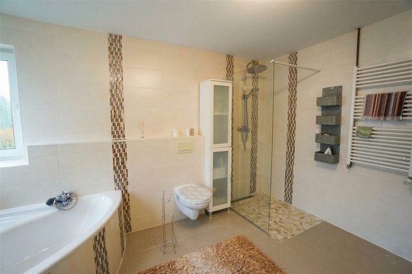 Elegantes Bad zum Entspannen