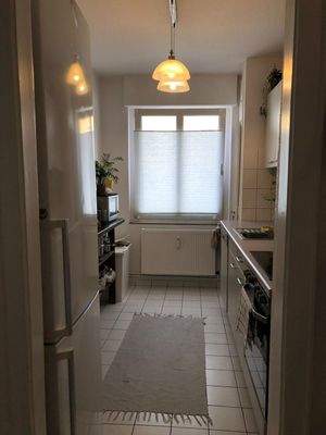 Schmale Küche mit Fenster