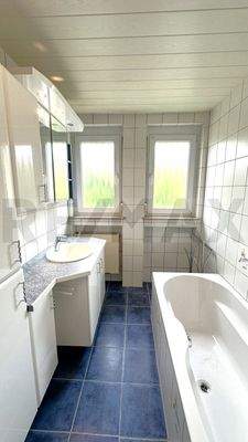 Badezimmer mit Dusche und Badewanne