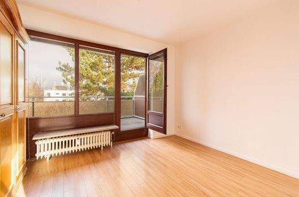 Gemütliches Schlafzimmer mit Blick auf den Gartenbereich