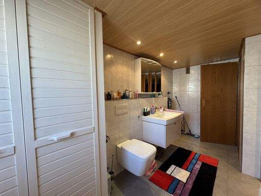 mit Badewanne und Dusche