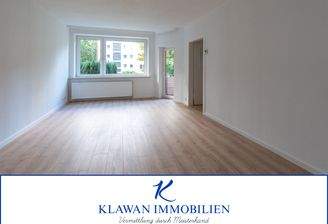 Helles Wohnzimmer mit Balkonzugang