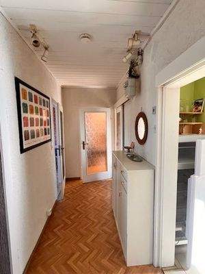 Heller Flur mit Holzboden