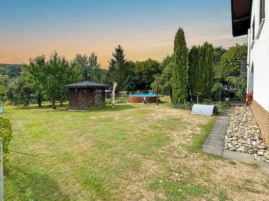 Haus Nr. 16 - Blick in den schönen Garten mit Pool