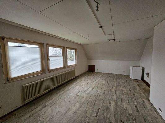 Wohnzimmer mit Küchenecke im OG