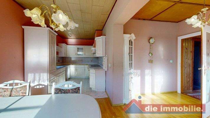 Großzügige Wohnküche im Obergeschoss