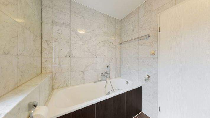 Tageslichtbad mit Wanne und Dusche