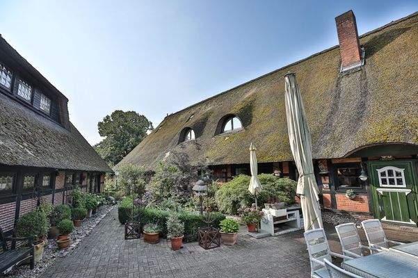 Gemütlicher Hof mit Sitzflächen