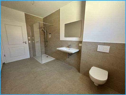 Bad mit Dusche und Fenster